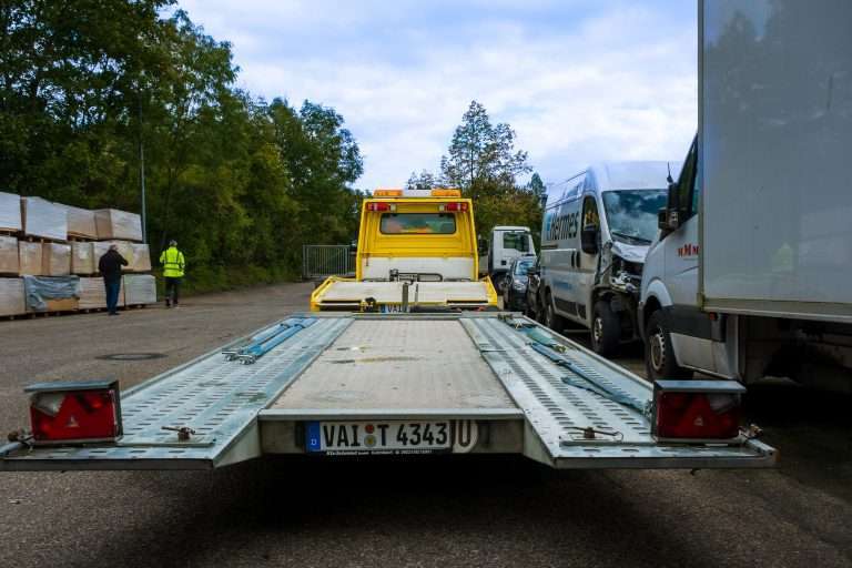 Abschleppdienst Dienstwagen: Gelber Abschleppwagen von hinten