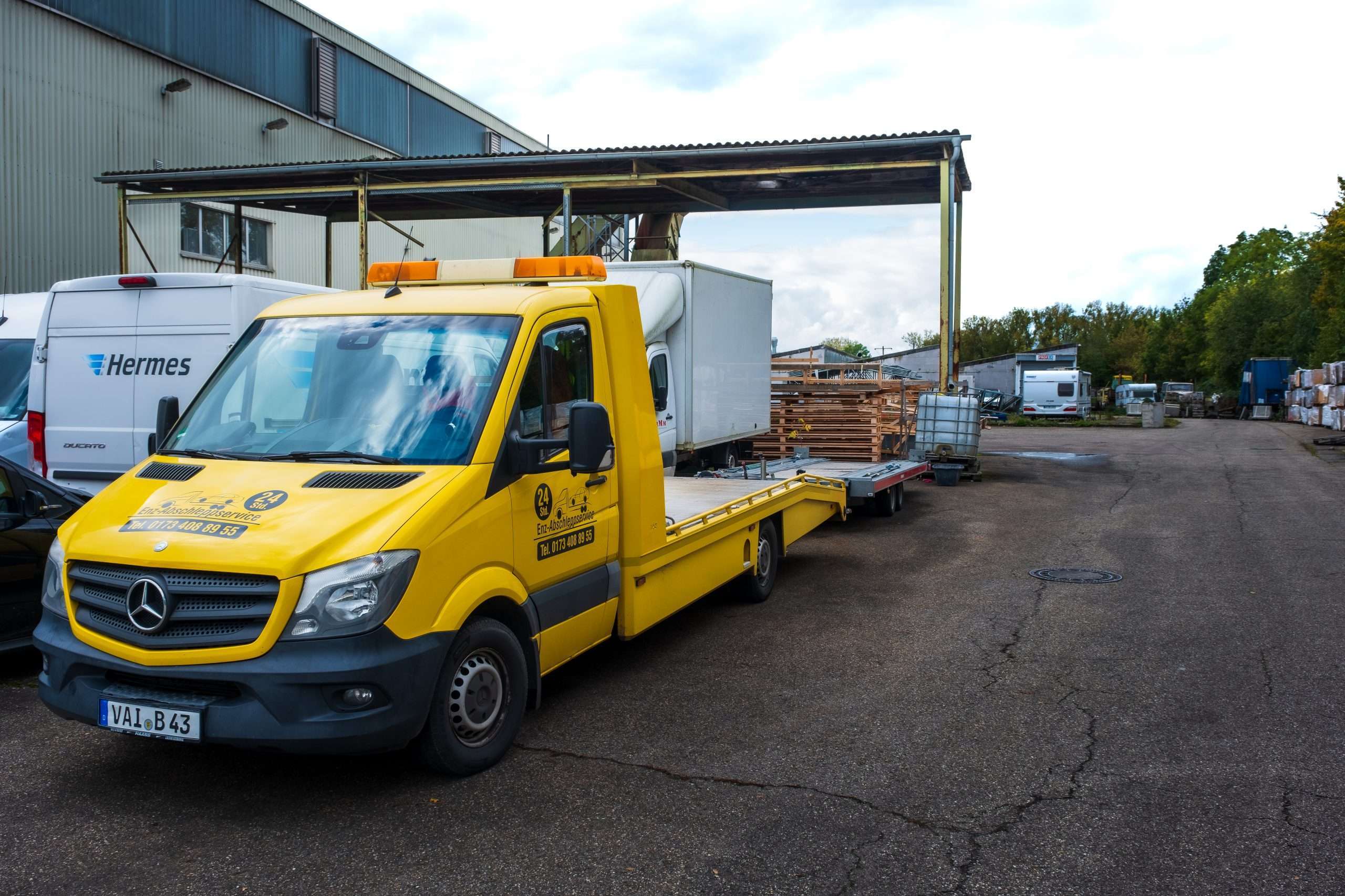 abschleppdienst: abschleppwagen mit erweiterung für ein weiteres Fahrzeug