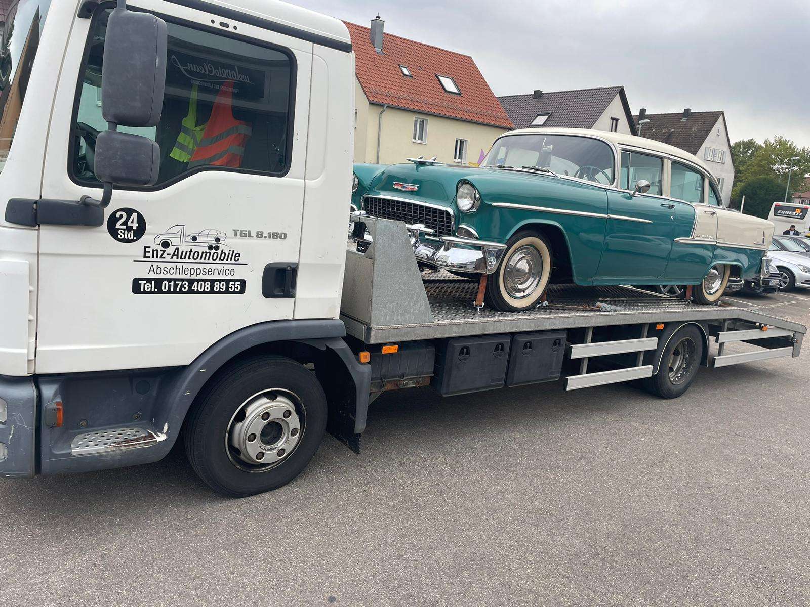 autotransportdienst: oldtimer wird überführt zum kunden. seitenansicht