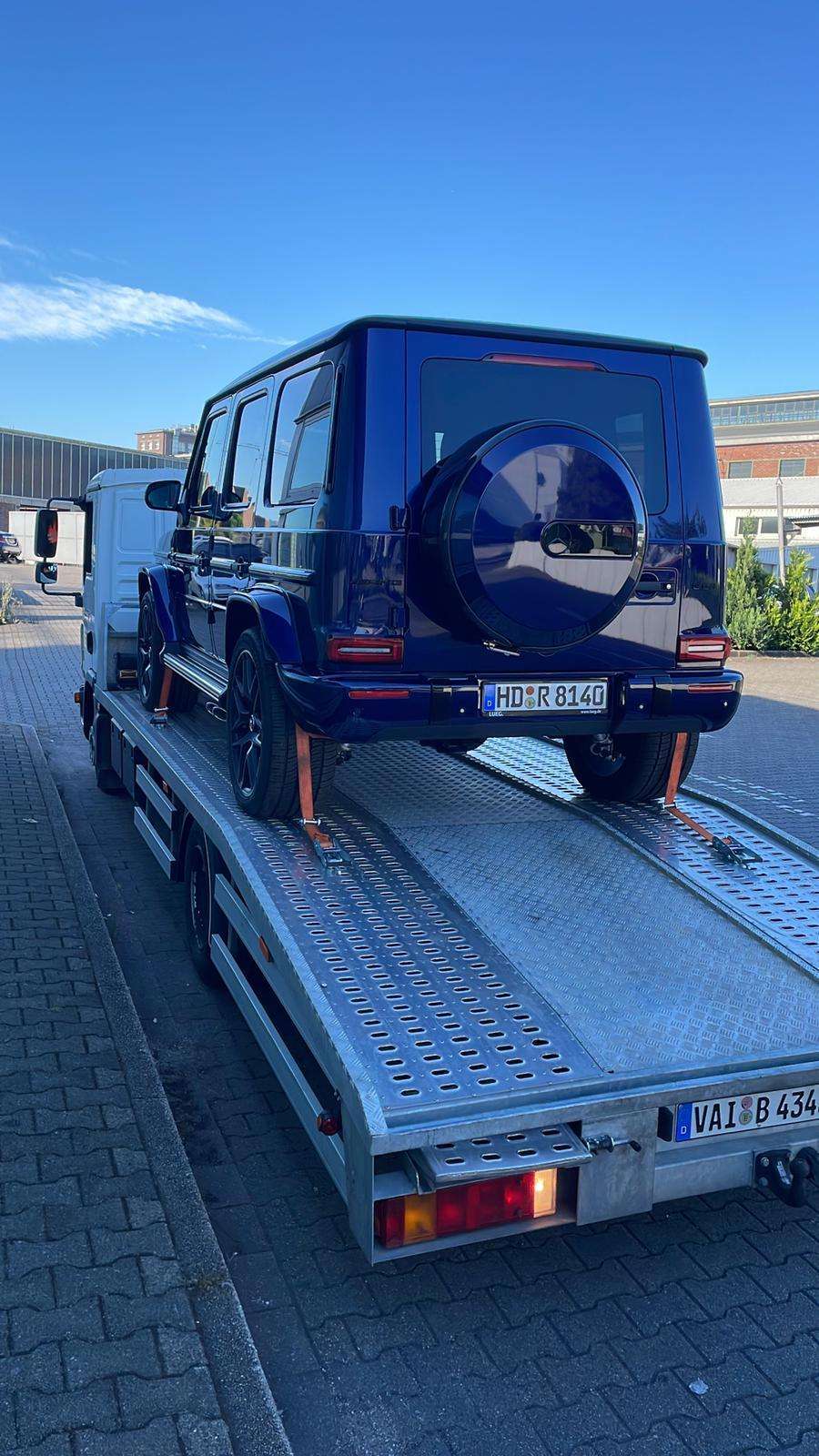 Abschleppdienst hilft: Schwarze Mercedes G Klasse wird abgeschleppt.