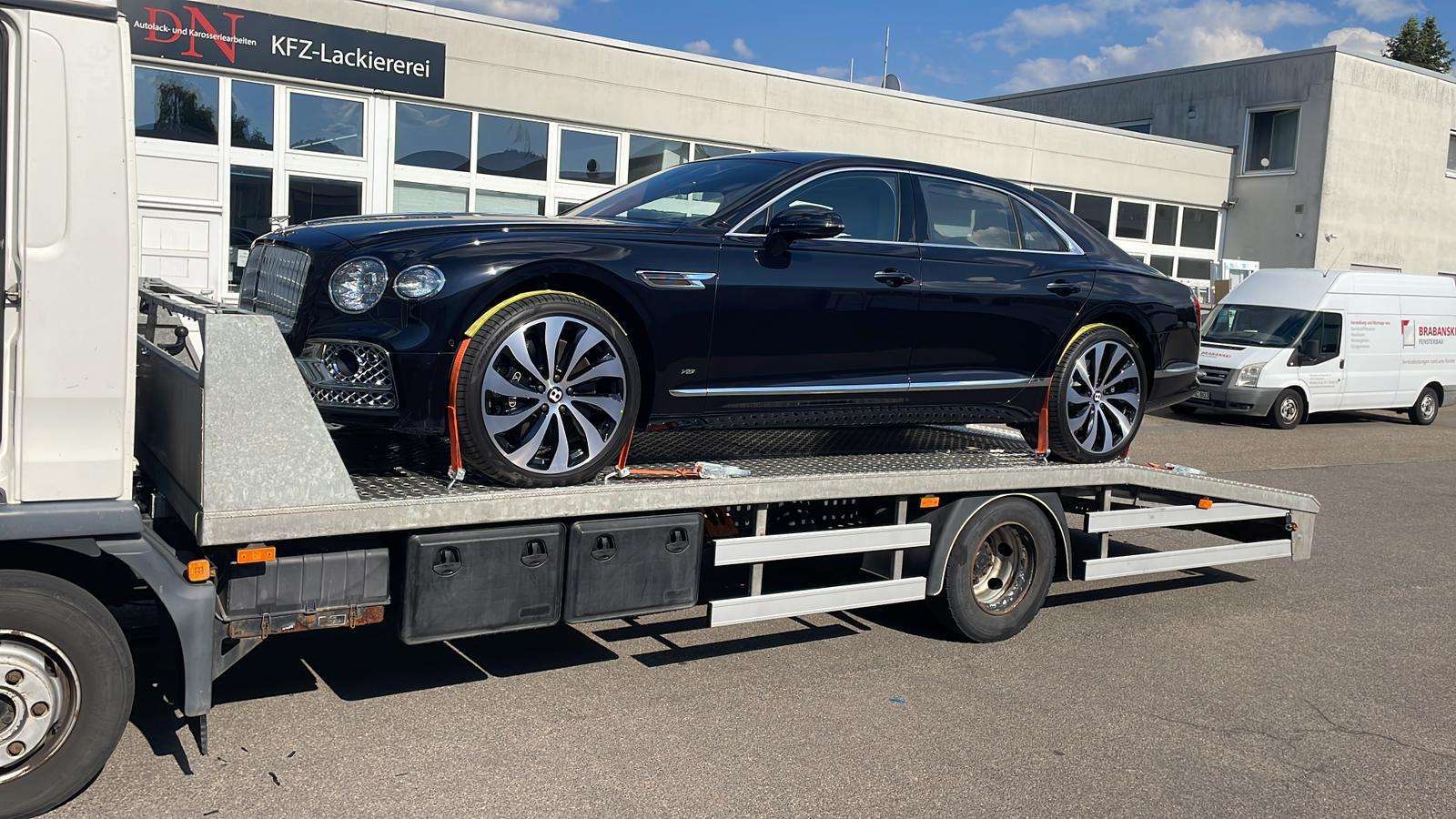 Autotransportdienst: bentley wird druch deutschland transportiert
